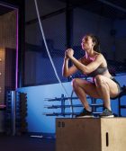 Atleta realizando levantamiento de pesas con ropa crossfit para libertad de movimiento